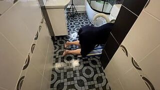 сводная сестра застряла в стиральной машине и была трахнута - порно видео