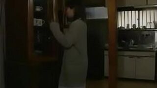 Голодная японская жена ловит мужа - порно видео