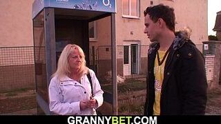 Старую бабушку сняли для горячего секса - порно видео