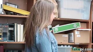 Невинная школьница-блондинка отправлена черным письмом от фальшивого менеджера - порно видео