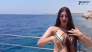 Египтянка танцует с Майей Халифой, и они занимаются сексом друг с другом - порно видео