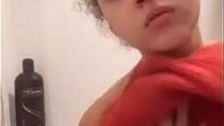 Рыжая светлая кожа, огромные сиськи, большие сиськи, пирсингованная, в перископе, селфи-душ - порно видео