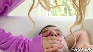 Вовлечение совершеннолетнего подростка в секс с насекомыми - порно видео