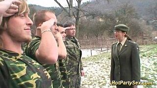 Военная дама получает сперму от солдат - порно видео