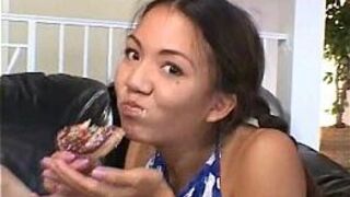 Анальную начинку азиатской тинки искалечили игрушками - порно видео