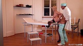 Грудастые любовники видят, как док трахает тяжелую жопу Донну Белл - порно видео