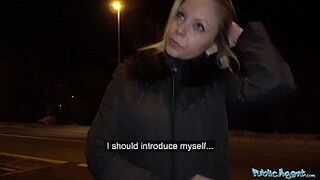 Публичный агент охотится за сексуальной задницей на улице - порно видео