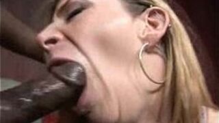 Черные мотыги сосут чудовище - порно видео