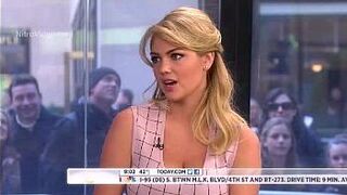 Красивая сексуальная девушка в купальнике - порно видео