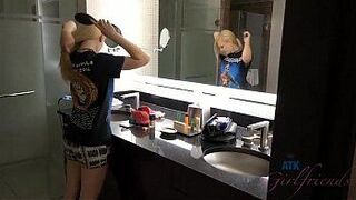 Невинную тинку трахают в отеле Лас-Вегаса (Лили Рейдер) - порно видео