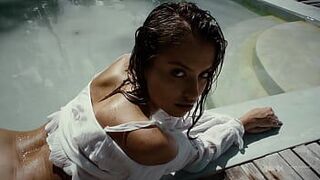 Сексуальная обнаженная крошка в бассейне на Филиппинах - порно видео