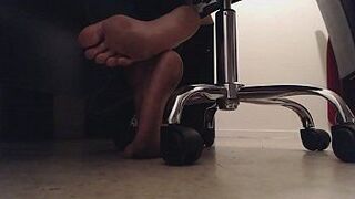 Подглядывание за ногами, вуайерист наблюдает, как ступни под столом грязные подошвы и хрустящие пальцы ног - порно видео