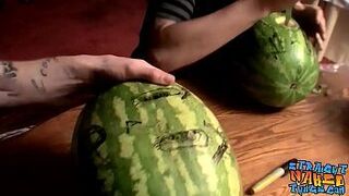 Парни с натуральными татуировками трахают арбузы пока не кончают - порно видео