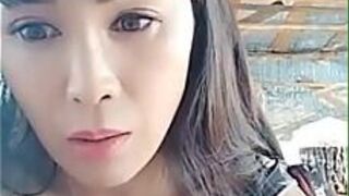 Северо-восточная сестра Хаофанг пошла на низовой уровень, чтобы соблазнить дядю пчеловода заняться сексом Не смотри на дом дяди, который груб снаружи и удобен внутри, очень подходит для киски - порно видео