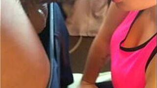 Белая девушка, лучшая подруга, сосет мой хуй, глубоко заглатывает, это так хорошо - порно видео