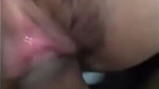 Посмотри на мою новенькую, красивую пизду, играющую босиком без презерватива - порно видео