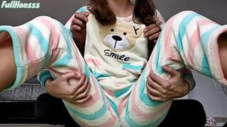 отчим ласкает маленькие сиськи и бритую киску в пижаме - порно видео