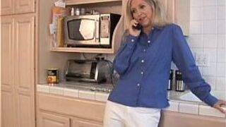 Супер сексуальная старая шлюшка обожает грязно говорить с тобой - порно видео