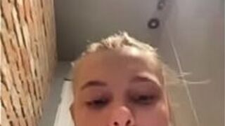 Обнаженная на публике. Горячее тело, сперма с вибратором. Засветила большую задницу. Трахаю девственную киску пальцами - порно видео