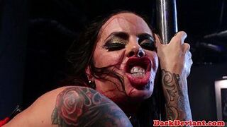Лесбиянки трахаются со страпоном в тройничке БДСМ - порно видео