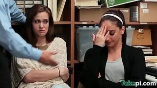 Мачеху и падчерицу застукали и трахнули за кражу - порно видео