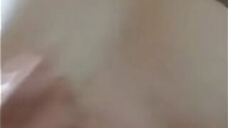 Кроссдрессер трет свои сиськи - порно видео