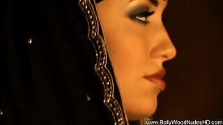 Прекрасный вечер с чувственной женщиной - порно видео