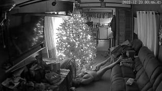 Я вижу что-то хорошее под елкой - порно видео