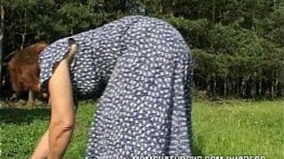 Старую зрелую на улице трахнули в траве - порно видео