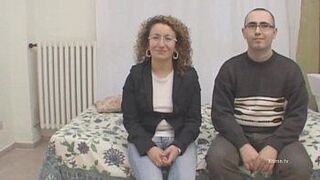 Шлюху трахнули как сучку два мужика в любительском видео - порно видео