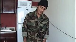 Латиноамериканский солдат-гей играет со своим хуем - порно видео