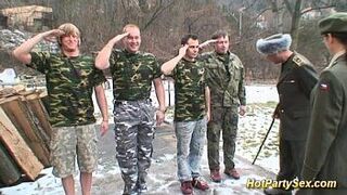 военная оргия буккаке - порно видео