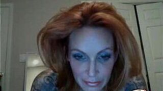 Горячая рыжая милфа с отвисшими сиськами играет со своей киской - порно видео