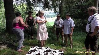 Немецкие толстые телочки отшпилили на природе - порно видео