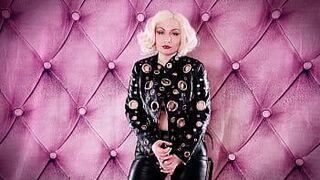 Грубое женское доминирование со страпоном в видео от первого лица. Кожаные леггинсы и черная куртка. Доминатрикс Арья Грандер. - порно видео