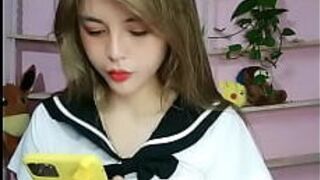 Каваи выглядит милой, юная девушка с тонкой талией, большим искушением, она приподнимает одежду, обнажая белую грудь, сексуальная короткая юбка натирает нежные точки акупунктуры и очень соблазнительно скручивает свои красивые ягодицы. - порно видео