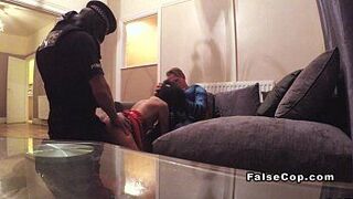 Фейковый полицейский присоединяется к паре для секса в помещении - порно видео