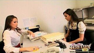 Селеста Стар и Джорджия Джонс пачкаются на работе! - порно видео