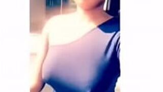 Девушка из Нигерии ходит без бюстгальтера - порно видео