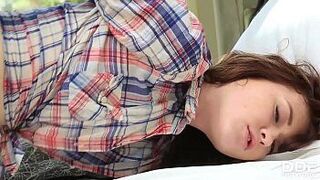 Длинноволосая Миша Кросс сосет большой член и трахается в ее мокрую киску - порно видео