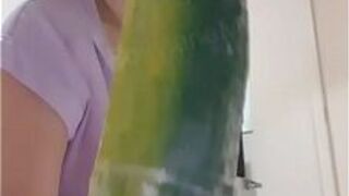 огурец в вертеле - порно видео