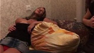 Безумная секс-вечеринка с самым глубоким шлепанием по киске перед камерой - порно видео