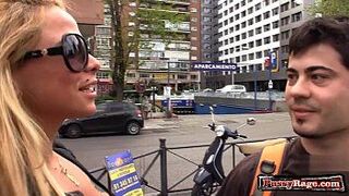 Итальянская зрелая глотает в глубокую глотку - порно видео