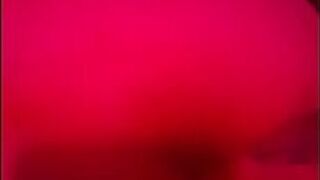 Толстушку-толстушку трахают дилдо в видео от первого лица - порно видео