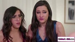 Шантажируемые крошки занимаются лесбийским тройничком - порно видео