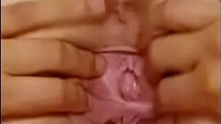 Раздвигаю мясистую киску моей милфы-жены-толстушки. Комментарии приветствуются. - порно видео