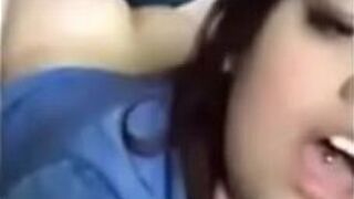 Симпатичную латинскую крошку трахают в задницу перед вебкамерой - порно видео