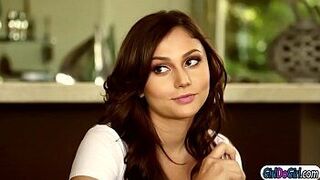 Мачеха берет под свой контроль и говорит сводной девочке лизать ее киску - порно видео